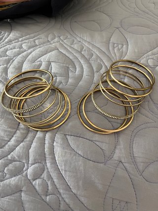 Pulseras doradas estilo brazalete