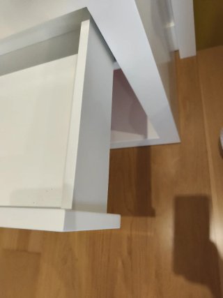 Mesita de noche blanca y rosa