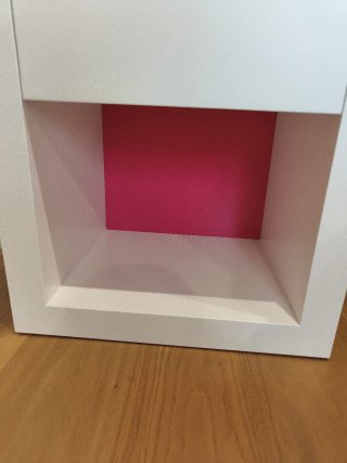 Mesita de noche blanca y rosa
