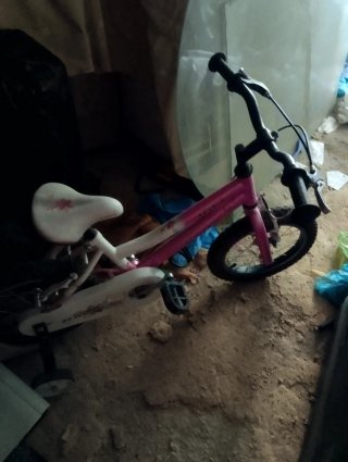 Bicicleta infantil rosa con ruedines