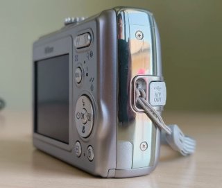 Nikon COOLPIX P3 VR •