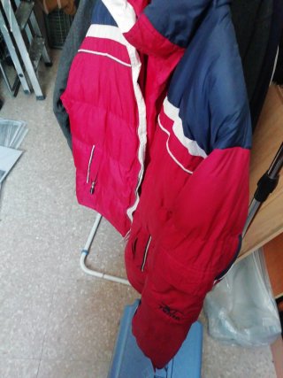 Cazadora acolchada azul y roja