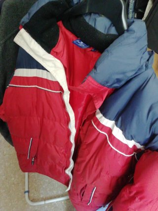 Cazadora acolchada azul y roja