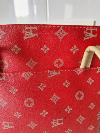 Bolso rojo con estampado