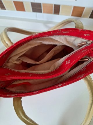 Bolso rojo con estampado