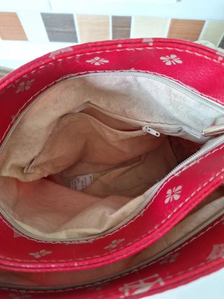 Bolso rojo con estampado