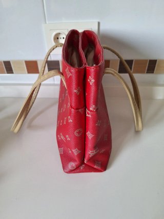 Bolso rojo con estampado