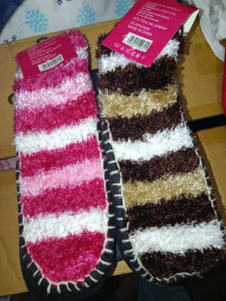Pantuflas de rayas rosas y marrones