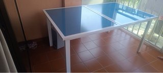 Mesa extensible exterior azul y blanca