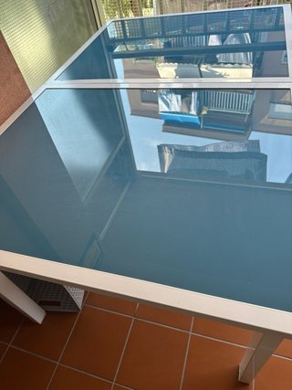 Mesa extensible exterior azul y blanca