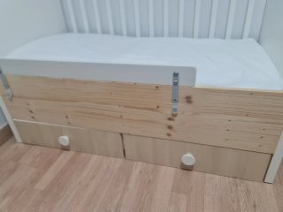 Cuna de bebé blanca IKEA con cajón