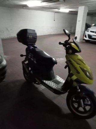Moto Keeway Scooter Azul y Amarillo