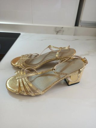 Sandalias doradas tacón bajo