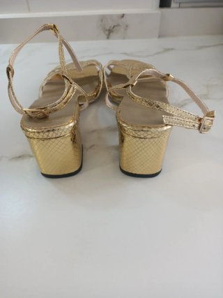 Sandalias doradas tacón bajo