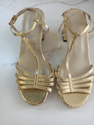 Sandalias doradas tacón bajo