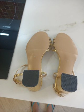 Sandalias doradas tacón bajo
