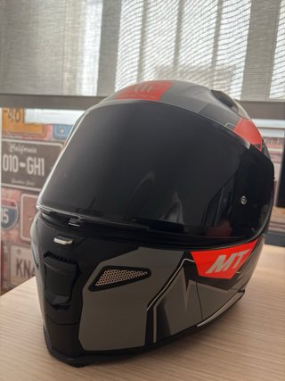 Casco MT integral con visera negra