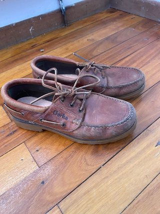 Zapatos de cuero marrones