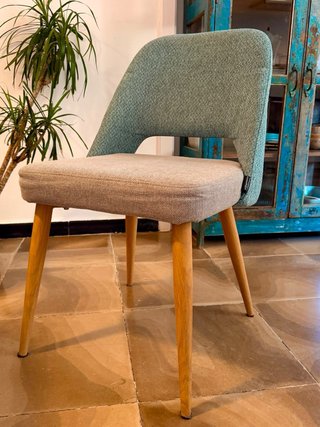 Mesa de comedor de madera con 6 sillas