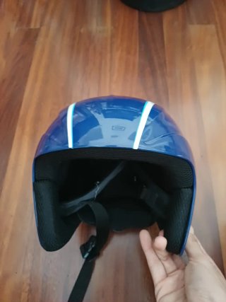 Casco de esquí infantil azul con copos de nieve