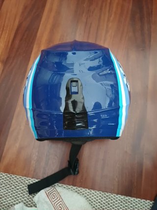 Casco de esquí infantil azul con copos de nieve