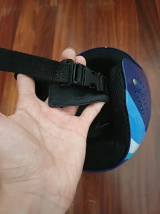 Casco de esquí infantil azul con copos de nieve