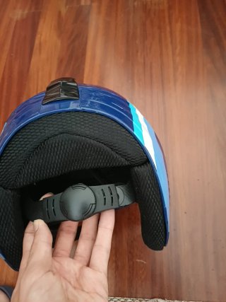 Casco de esquí infantil azul con copos de nieve