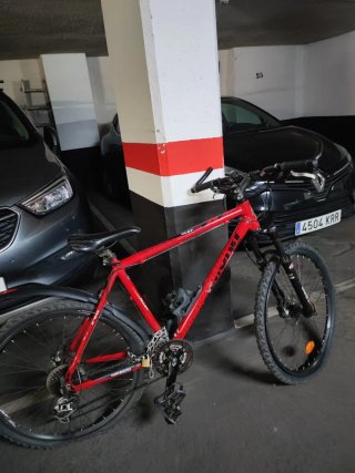 Bicicleta de montaña roja