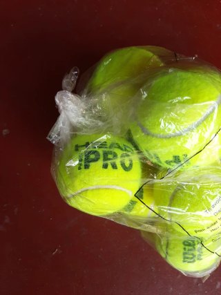 3 botes de pelotas de pádel HEAD y Wilson