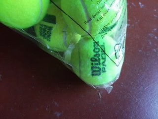 3 botes de pelotas de pádel HEAD y Wilson