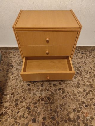 Mesita de noche de madera