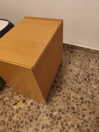 Mesita de noche de madera