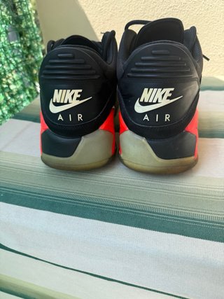 Scarpe Jordan nere e arancio
