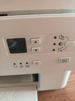 Impresora Multifunción HP Blanca con cables