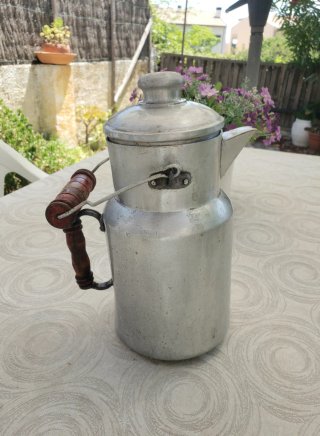 Aceitera antigua de aluminio con asa