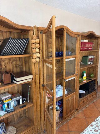 Estantería rústica de madera y cristal