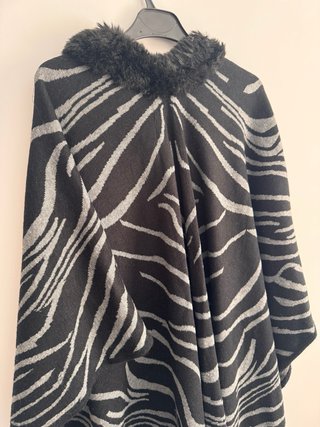 Capa con cuello de pelo