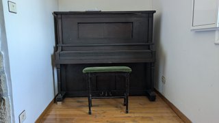 Piano vertical antiguo con función pianola