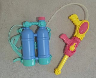 Pistola de agua con mochila