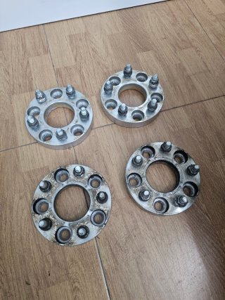 Separadores ruedas con tornillos