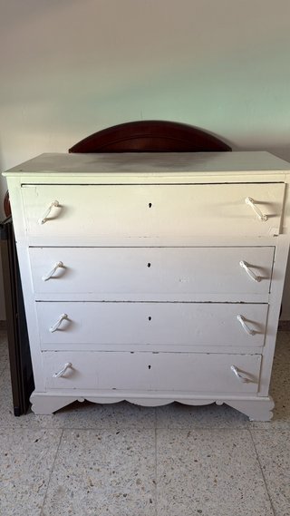 Cómoda de madera blanca