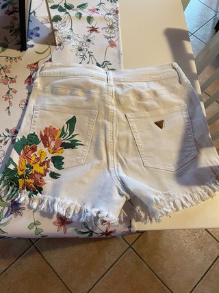 Guess Shorts Bianchi Floreali con Frange