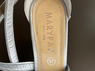 Zapatos de tacón Mary Paz plateados talla 37