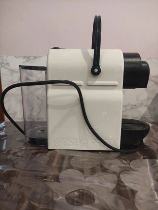Cafetera Nespresso + Cajón Cápsulas