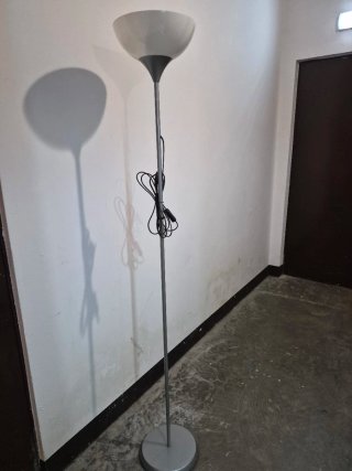 Lámpara de pie moderna gris