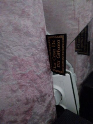 Sofá de terciopelo rosa casa de mi gitana