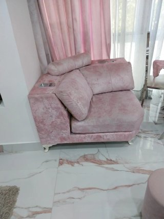 Sofá de terciopelo rosa casa de mi gitana