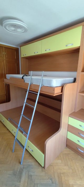 Litera de madera con cajones