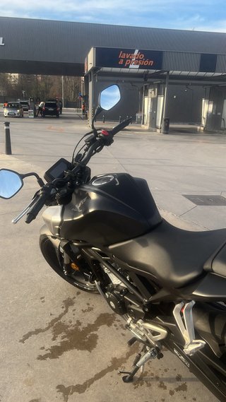Honda CB Naked Negra y Plateada