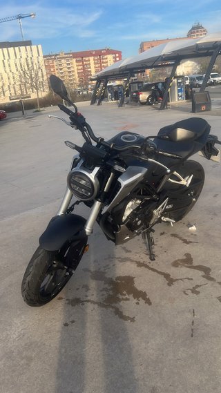 Honda CB Naked Negra y Plateada